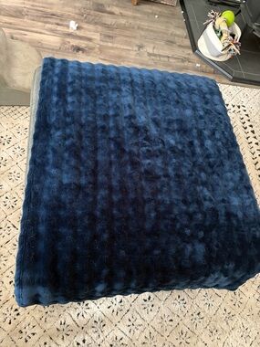 Plush Navy Blue Throw Blanket - Soft Home Bedding